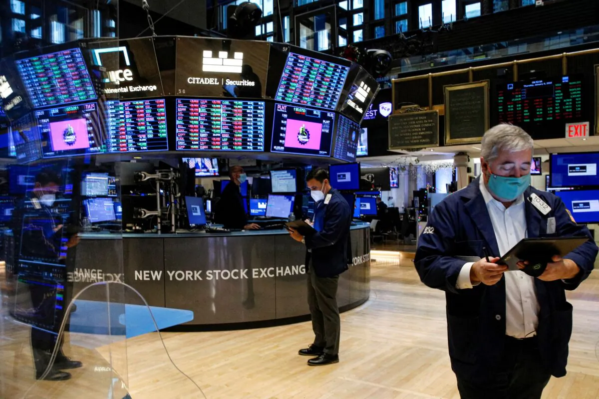 Traders work on the floor of the New York Stock Exchange (NYSE) in New York City, on Jan. 6, 2022. (Brendan McDermid/Reuters)