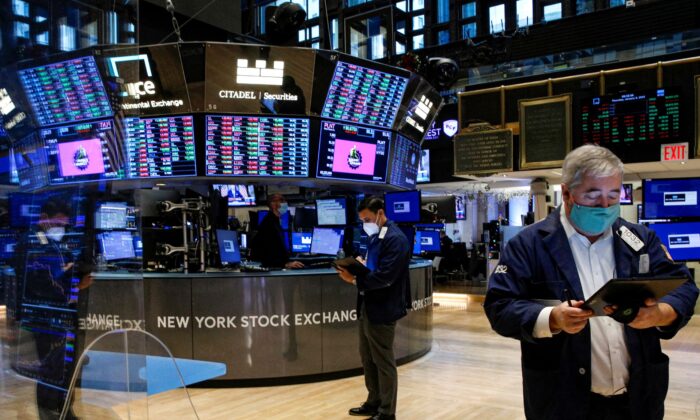 Traders work on the floor of the New York Stock Exchange (NYSE) in New York City, on Jan. 6, 2022. (Brendan McDermid/Reuters)