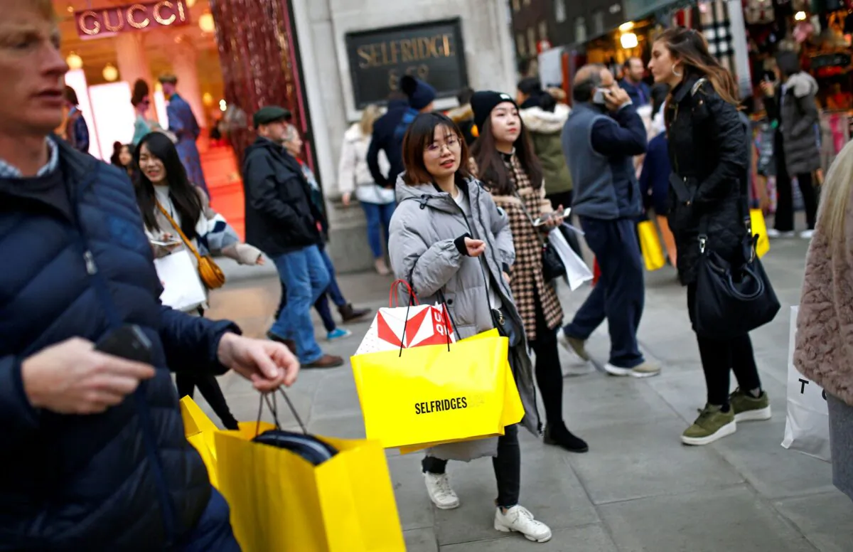 People shopping on Oxford Street in central London, Britain, on Dec. 20, 2018. (Henry Nicholls/Reuters)