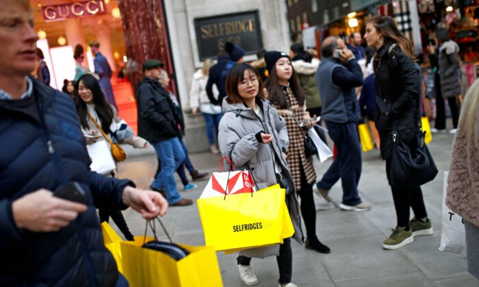 People shopping on Oxford Street in central London, England, December 20, 2018.  (Henry Nicholls / Reuters)