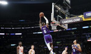 Lakers Win Fourth Straight, Beat Hawks 134–118 thumbnail