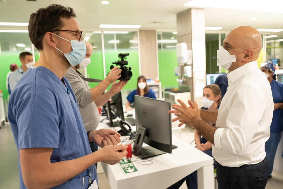 Health Secretary Sajid Javid (R) talks to consultant Steve James during a visit to Kings College Hospital in London on Jan. 7, 2022. (Stefan Rousseau/PA)