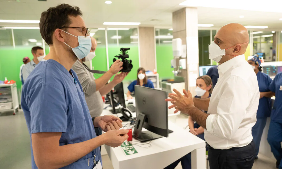 Health Secretary Sajid Javid (R) talks to consultant Steve James during a visit to Kings College Hospital in London on Jan. 7, 2022. (Stefan Rousseau/PA)