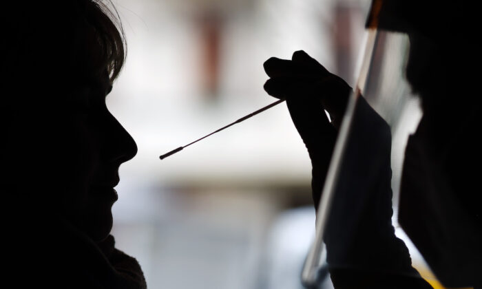 Medical staff perform a Corona rapid test during the coronavirus pandemic in Berlin on Jan. 7, 2022. (Hannibal Hanschke/Getty Images)