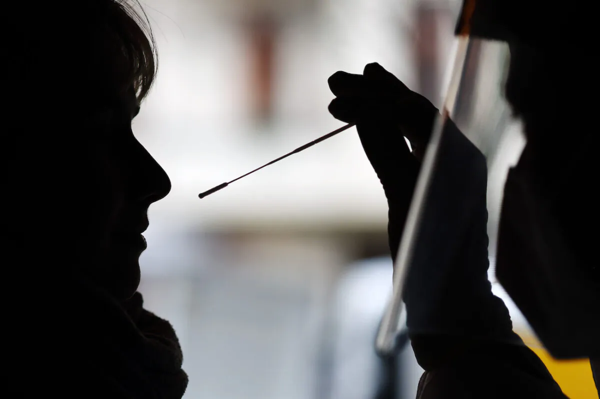 Medical staff perform a Corona rapid test during the coronavirus pandemic in Berlin, Germany, on Jan. 7, 2022. (Hannibal Hanschke/Getty Images)