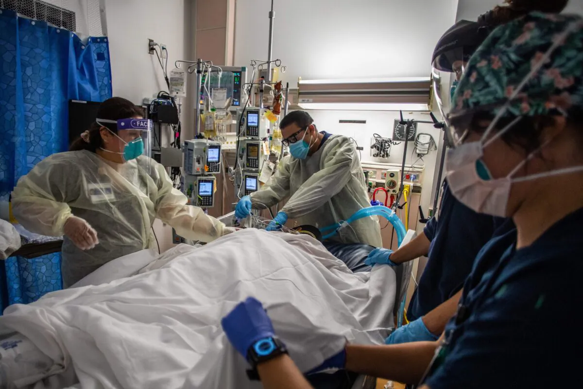 Health care workers attend to a patient with COVID-19 in California on Sept. 2, 2021. (Apu Gomes/AFP via Getty Images)
