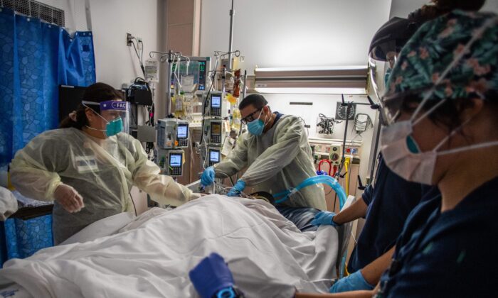 Health care workers attend to a patient with COVID-19 at the Cardiovascular Intensive Care Unit at Providence Cedars-Sinai Tarzana Medical Center in Tarzana, Calif., on Sept. 2, 2021. (Apu Gomes/AFP via Getty Images)
