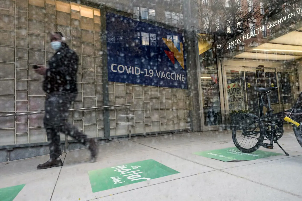 A sign outside of a hospital advertises the COVID-19 vaccine in New York City on Nov. 19, 2021. (Spencer Platt/Getty Images)