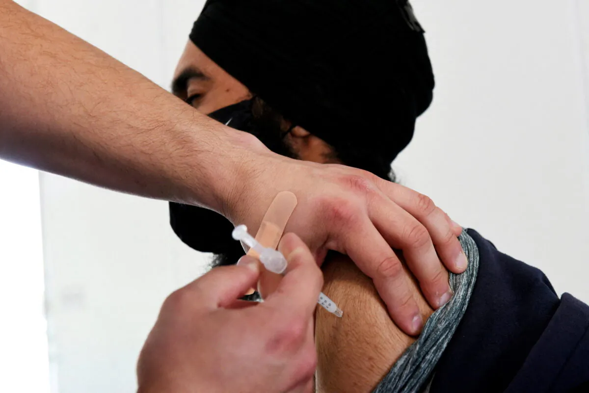 Manitoba-based truckers, transporting goods to and from the United States, were vaccinated against COVID-19 at a rest stop near Drayton, North Dakota, U.S. April 22, 2021.   
(Reuters/Dan Koeck)