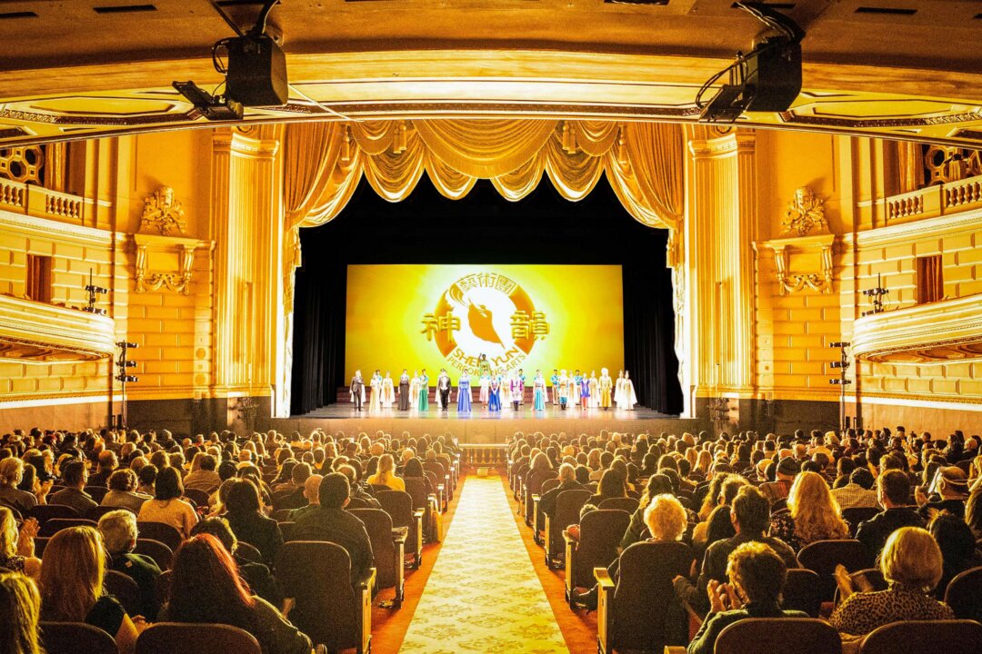 Shen Yun Performing Arts Company’s curtain call at San Francisco’s War Memorial Opera House, on Jan. 9, 2022. (Zhou Gong/The Epoch Times)