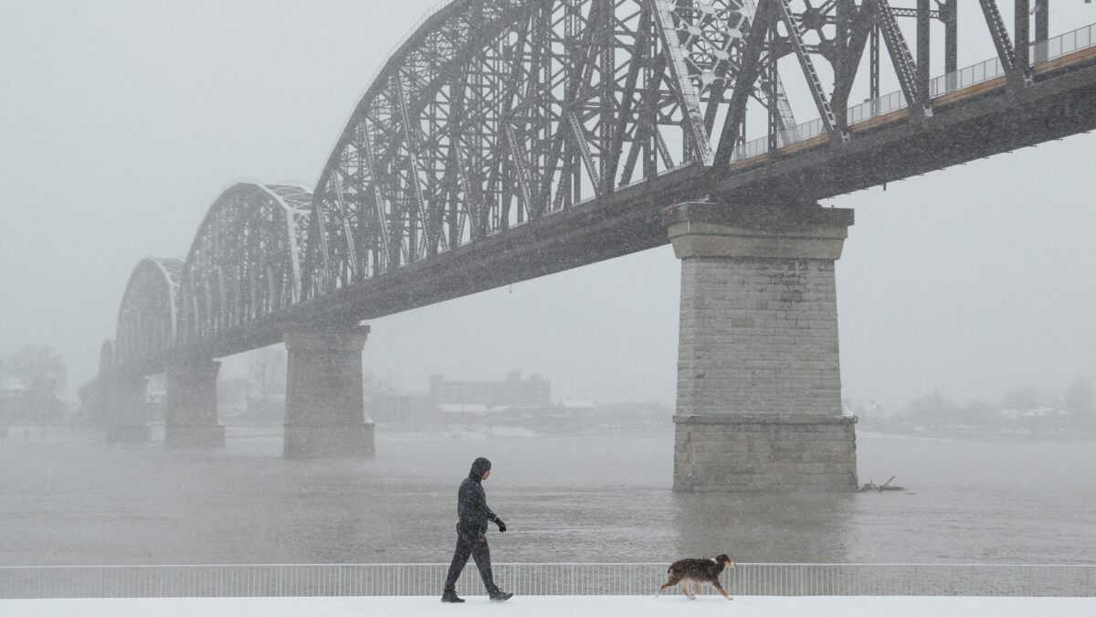 NextImg:Barge Containing 1,400 Tons of Methanol Gets Stuck in Ohio River