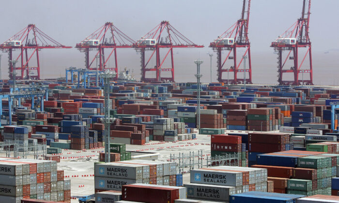 In 2022, the CCP's pandemic prevention measures hit China's foreign trade exports hard. The picture shows Zhoushan Port in China's Zhejiang Province.（FREDERIC J. BROWN/AFP via Getty Images）