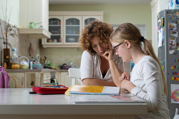 母亲,帮助,女儿,With,Her,Homework,At,The,Table,In