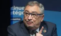 Quebec Public Health Director Resigns, Cities Erosion of Public Opinion Over Measures