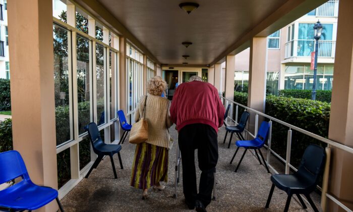 Elderly residents at a retirement community in Pompano Beach, Fla., on March 21, 2020. (Chandan Khanna/AFP via Getty Images)