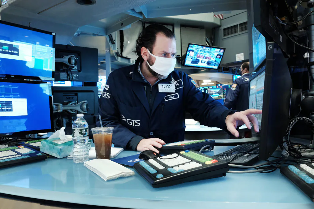 Traders work on the floor of the New York Stock Exchange (NYSE) in New York City on Jan. 7, 2022. Markets fell slightly in morning trading as investors reacted to a government jobs report showing that the U.S. economy added far fewer jobs than expected in December. (Spencer Platt/Getty Images)