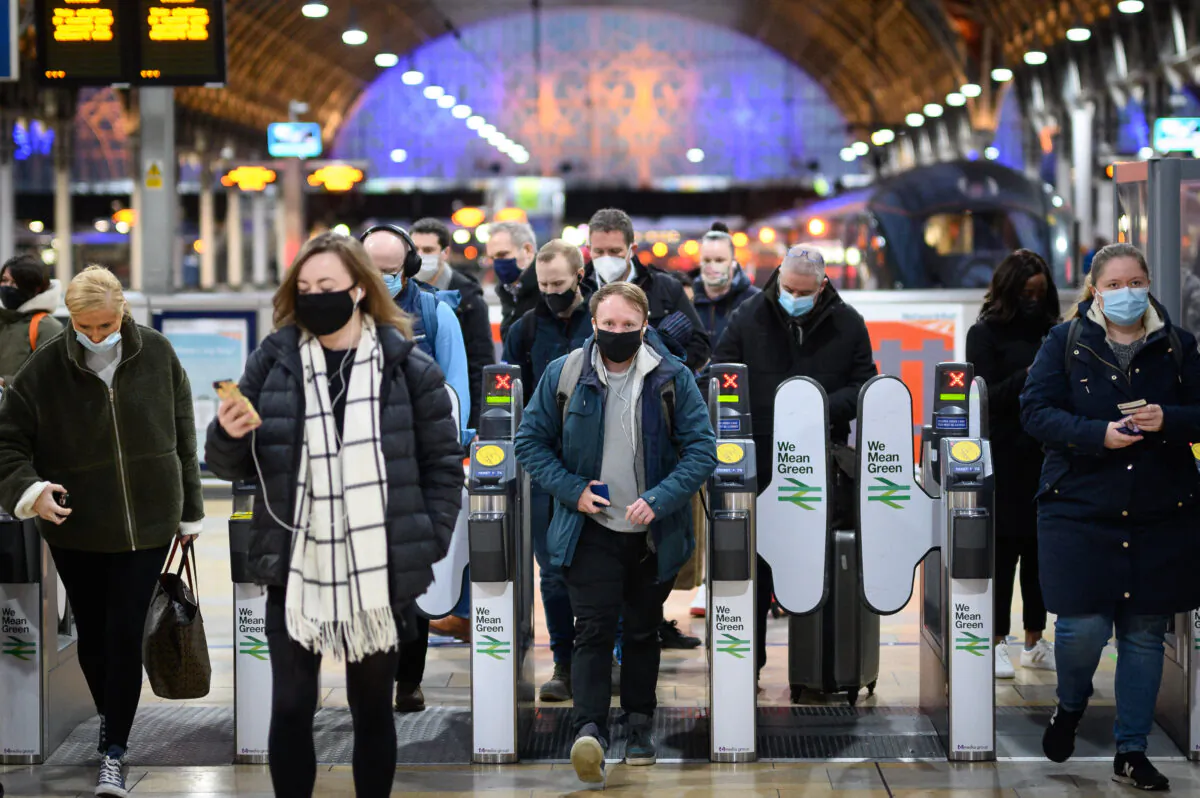 Commuters wear protective facemasks as they arrive at Paddington station in London on Nov. 30, 2021. (Leon Neal/Getty Images)