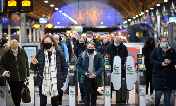 Commuters wear protective facemasks as they arrive at Paddington station in London on Nov. 30, 2021. (Leon Neal/Getty Images)