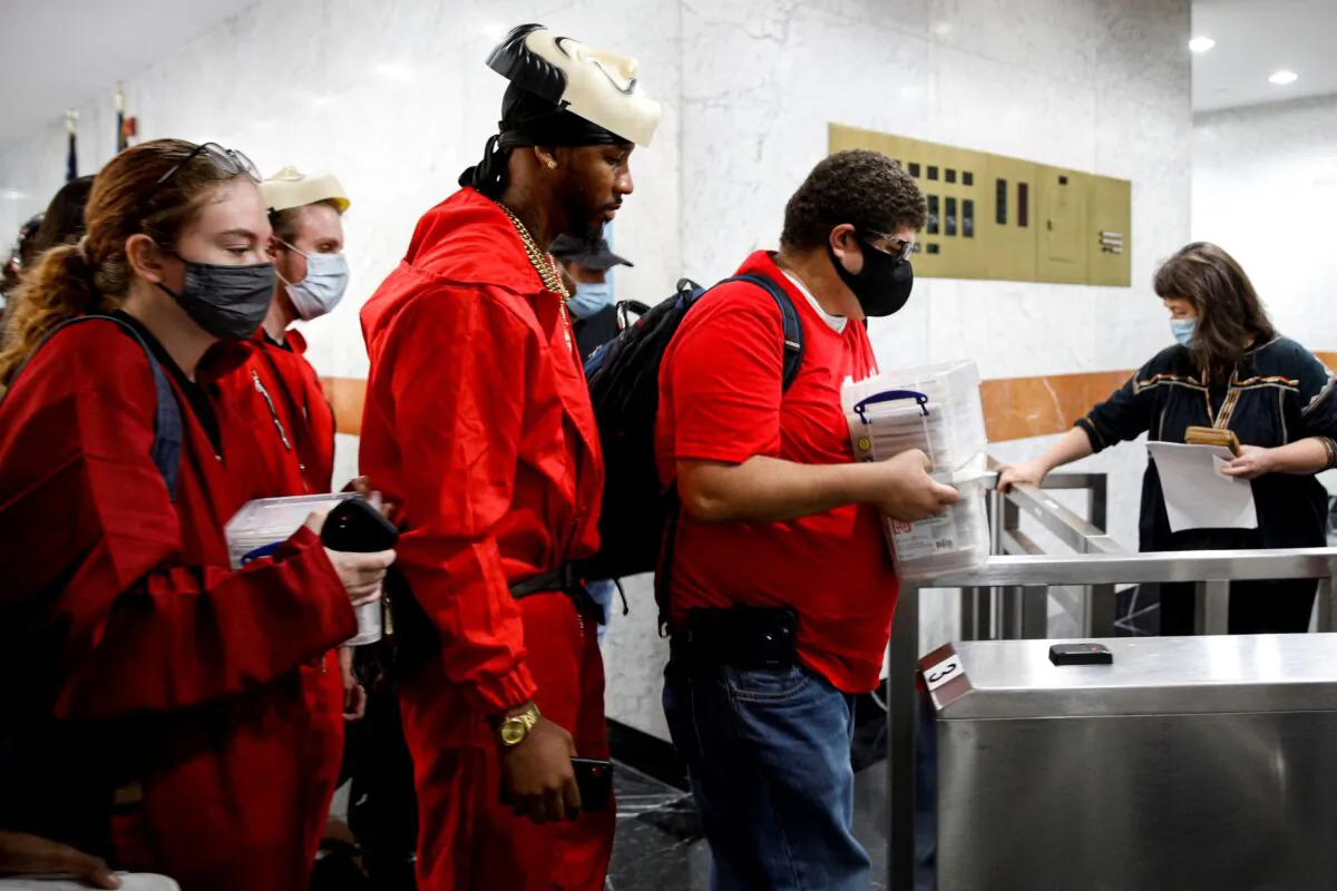 Amazon workers arrive with paperwork to unionize at the NLRB office in Brooklyn, N.Y., on Oct. 25, 2021. (Brendan McDermid/Reuters)
