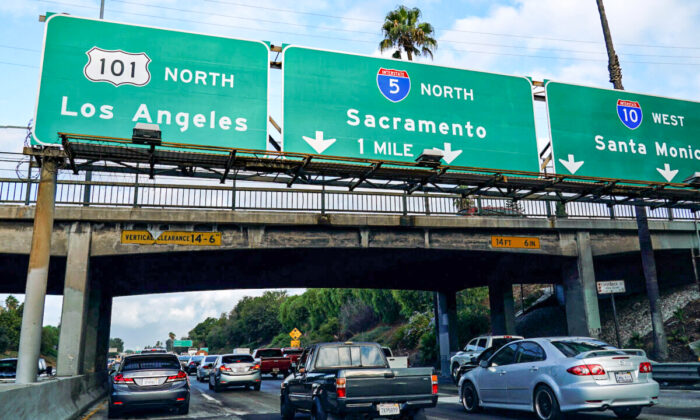 Morning traffic makes its way along a Los Angeles freeway in Los Angeles, Calif., on Sept. 19, 2019. (Mike Blake/Reuters)