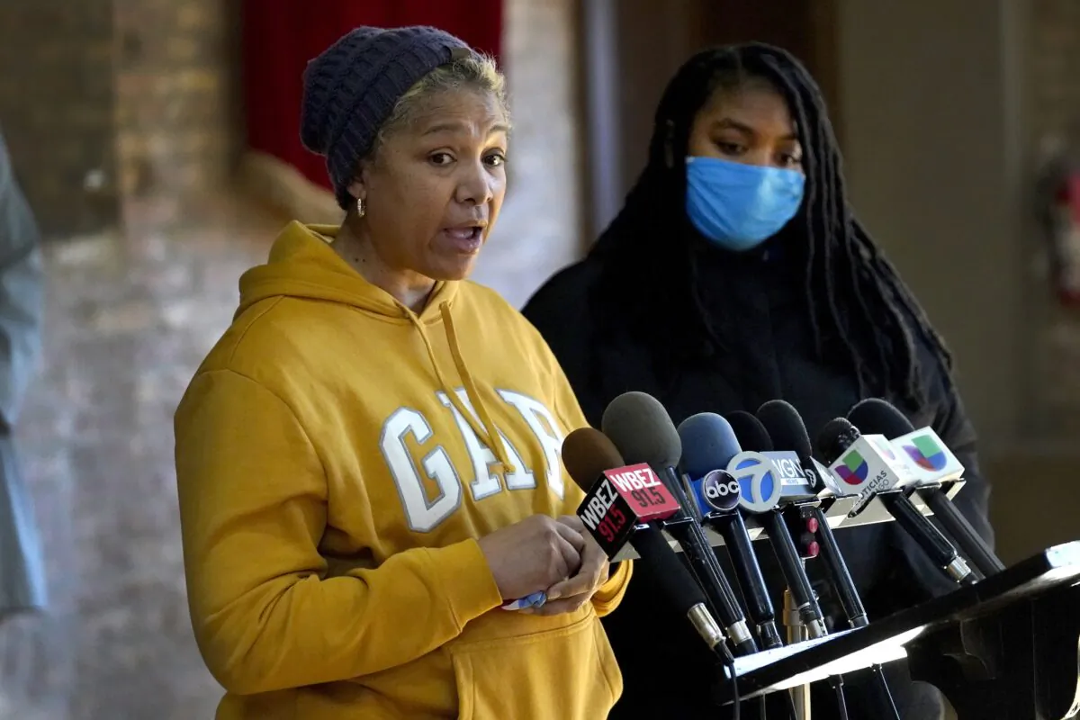 Cheri Warner, left, stands with her daughter, Brea, and speaks calling for the Chicago school district and teacher's union to focus on getting students back in the classroom in Chicago, Ill., on Jan. 10, 2022. (Charles Rex Arbogast/AP Photo)