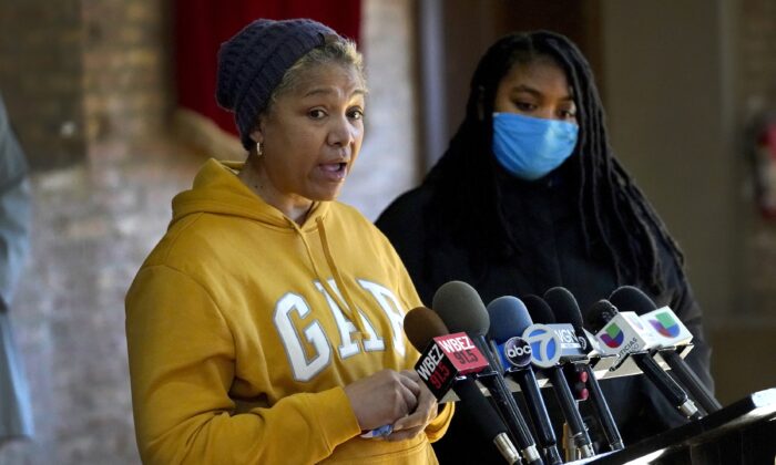 Cheri Warner, left, stands with her daughter, Brea, and speaks calling for the Chicago school district and teacher's union to focus on getting students back in the classroom in Chicago, Ill., on Jan. 10, 2022. (Charles Rex Arbogast/AP Photo)