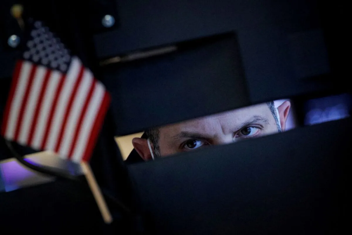 Traders work on the floor of the New York Stock Exchange (NYSE) in New York City, on Jan. 10, 2022. (Brendan McDermid/Reuters)