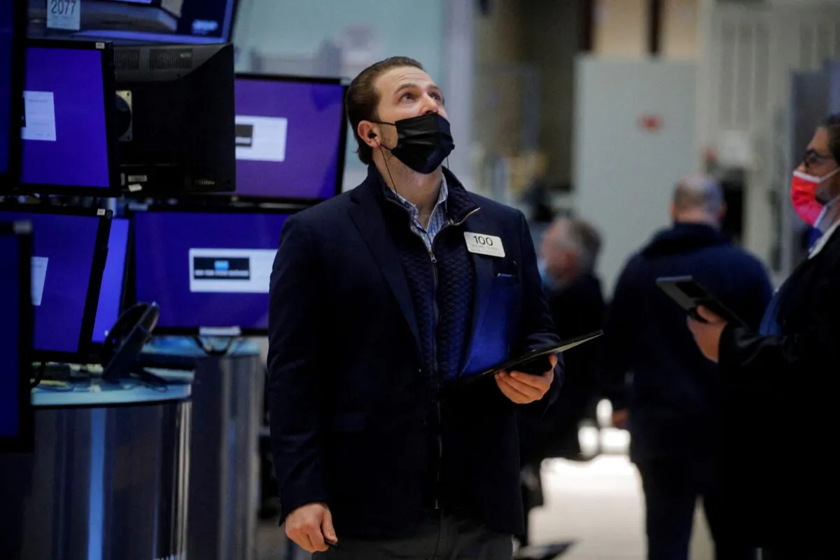 Traders work on the floor of the New York Stock Exchange (NYSE) in New York City, on Jan. 10, 2022. (Brendan McDermid/Reuters)