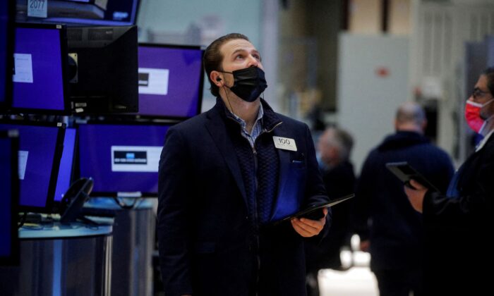 Traders work on the floor of the New York Stock Exchange (NYSE) in New York City, on Jan. 10, 2022. (Brendan McDermid/Reuters)