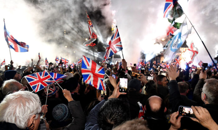 Pro Brexit supporters celebrates as the United Kingdom exits the EU during the Brexit Day Celebration Party hosted by Leave Means Leave at Parliament Square in London, England, on Jan. 31, 2020. (Jeff J Mitchell/Getty Images)