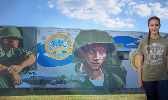 Patriotic 14-Year-Old Artist Paints Giant Military, First Responder Mural Covering 8,000 Sq Feet in Illinois Town