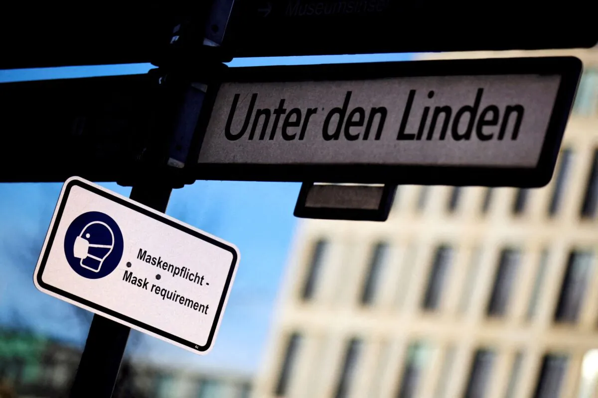 A sign indicates to wear a face mask as the spread of the coronavirus disease (COVID-19) continues at Unter den Linden street in Berlin, Germany, on Dec. 18, 2020. (Hannibal Hanschke/Reuters)