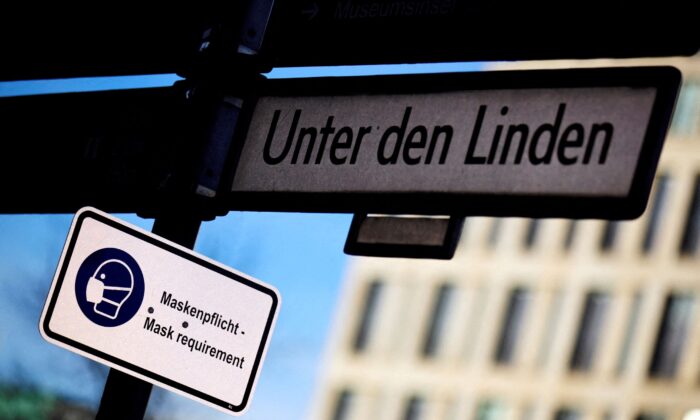 A sign indicates to wear a face mask as the spread of the coronavirus disease (COVID-19) continues at Unter den Linden street in Berlin, Germany, on Dec. 18, 2020. (Hannibal Hanschke/Reuters)