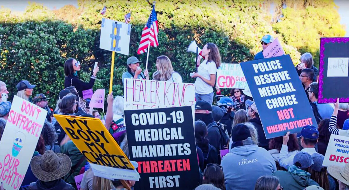 People hold various signs expressing their objection to vaccine mandates at a protest in San Francisco, Calif. (Nancy Han/NTD Television)