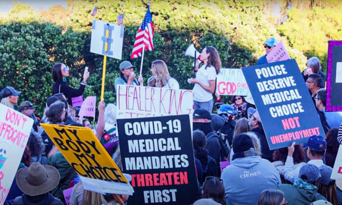 People hold various signs expressing their objection to vaccine mandates at a protest in San Francisco, Calif. (Nancy Han/NTD Television)