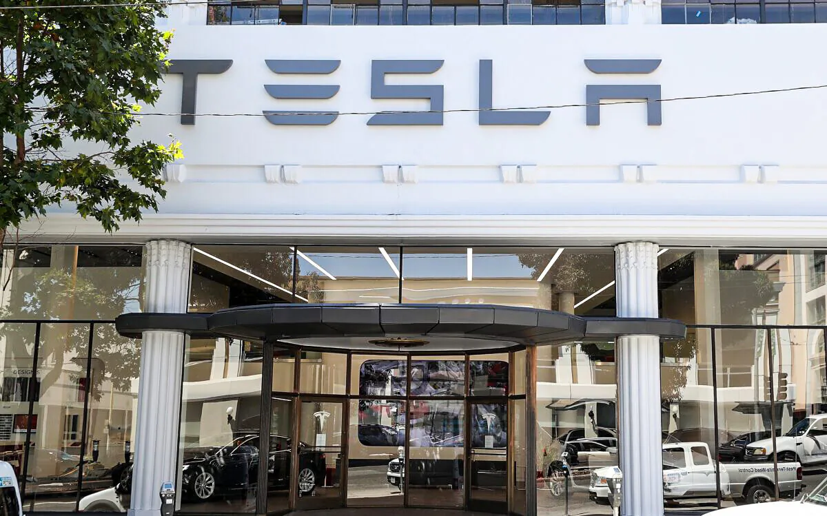 The Tesla logo is displayed on the exterior of the Tesla flagship facility in San Francisco on Aug. 10, 2016. (Justin Sullivan/Getty Images)