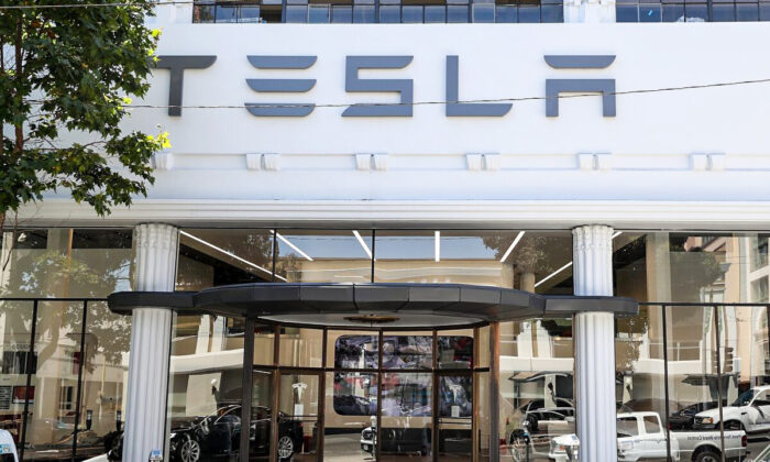 The Tesla logo is displayed on the exterior of the Tesla flagship facility in San Francisco on Aug. 10, 2016. (Justin Sullivan/Getty Images)