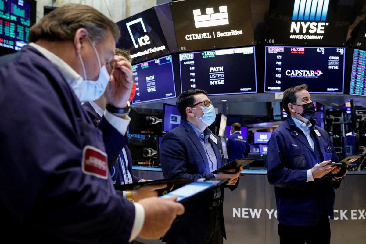Traders work on the floor of the New York Stock Exchange (NYSE) in New York City, on Jan. 12, 2022. (Brendan McDermid/Reuters)