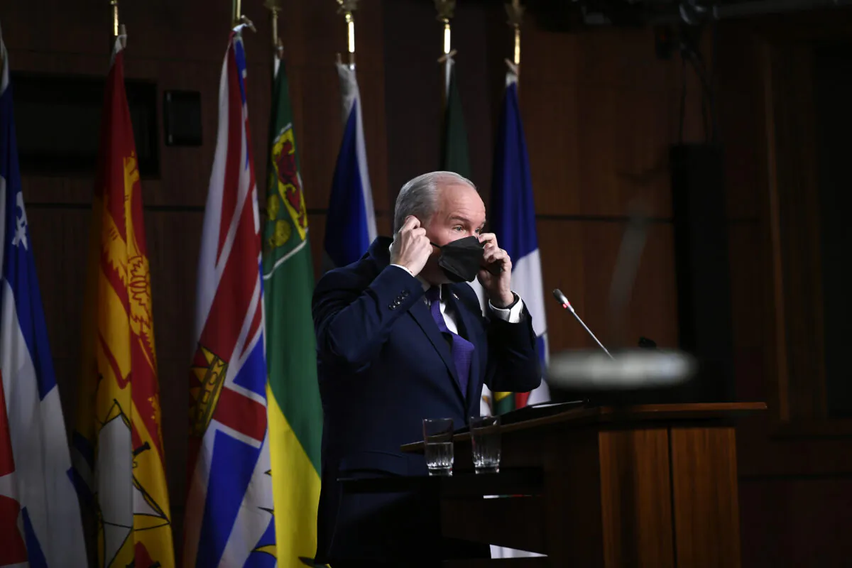 Conservative Leader Erin O'Toole replaces his mask at the end of a news conference responding to the federal government’s COVID-19 response, on Parliament Hill in Ottawa on Jan. 6, 2022. (The Canadian Press/Justin Tang)