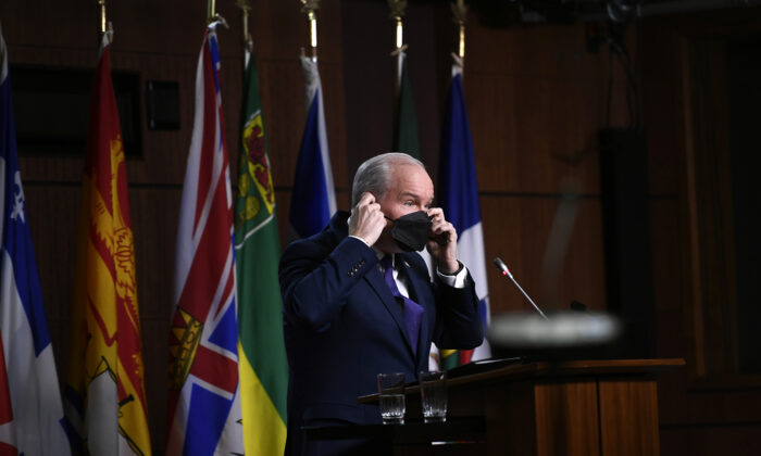 Conservative Leader Erin O'Toole replaces his mask at the end of a news conference responding to the federal government’s COVID-19 response, on Parliament Hill in Ottawa on Jan. 6, 2022. (The Canadian Press/Justin Tang)