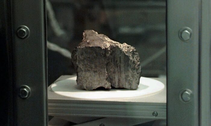The meteorite labeled ALH84001 sits in a chamber at a Johnson Space Center lab in Houston, on Aug. 7, 1996. (David J. Phillip/AP Photo)