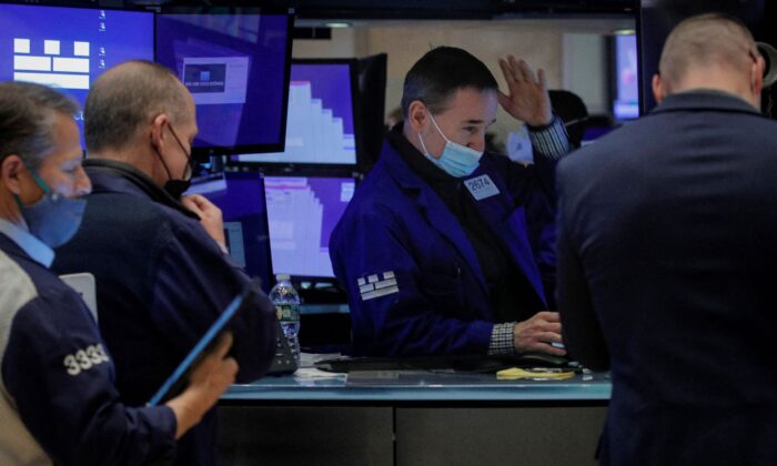 Traders work on the floor of the New York Stock Exchange (NYSE) in New York City, on Jan. 12, 2022. (Brendan McDermid/Reuters)