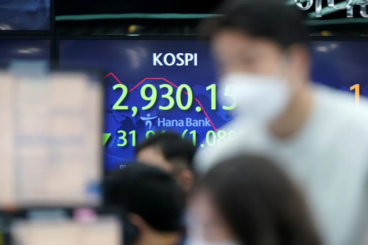 Currency traders watch computer monitors near the screen showing the Korea Composite Stock Price Index (KOSPI) at a foreign exchange dealing room in Seoul, South Korea, on Jan. 14, 2022. (Lee Jin-man/AP Photo)