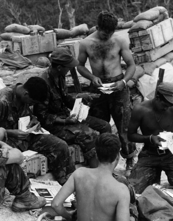 American soldiers in Vietnam with mail_