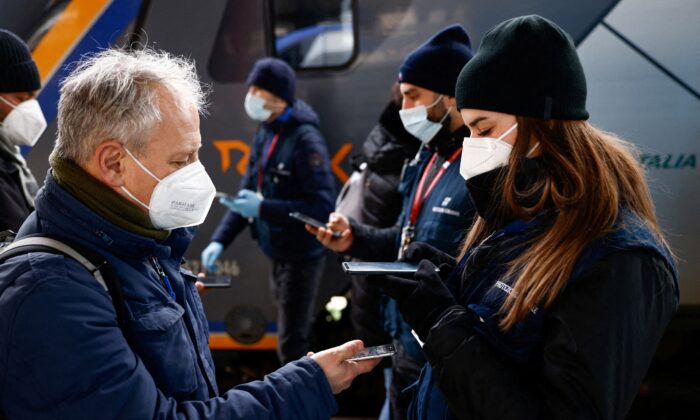 Man shows his coronavirus disease "Super Green Pass" Before boarding the train on January 10, 2022 at Termini Station in Rome, Italy, before Italy introduced stricter rules for unvaccinated people.  (Guglielmo Mangiapane / Reuters)