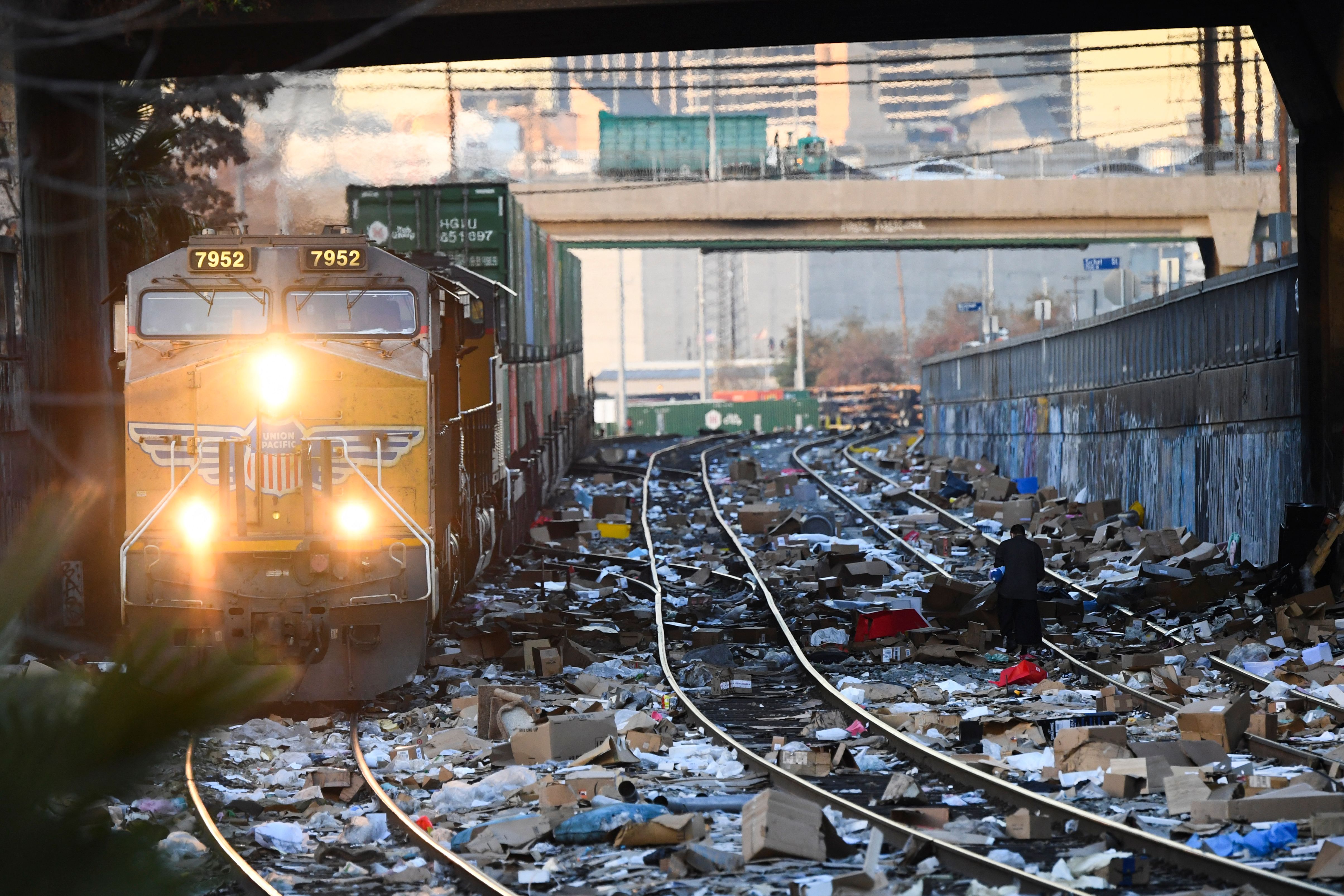 Train Robberies Cause Union Pacific, Shipping Companies to Consider Avoiding LA - Vimarsana News