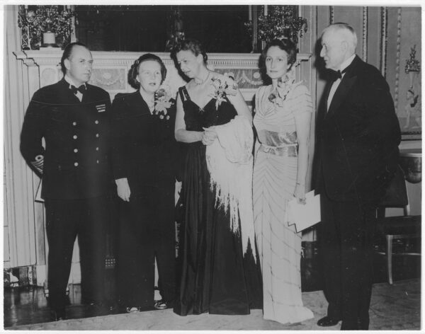 Eleanor_Roosevelt_and_the_Royal_Family_of_Norway_with_Princess_Juliana_of_the_Netherlands_and_Thomas_Watson_-_NARA_-_195657