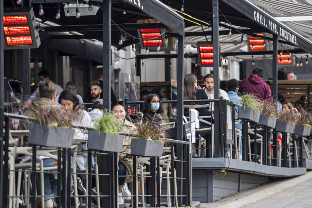 People dine in a restaurant in Montreal on May 30, 2021. (The Canadian Press/Graham Hughes)