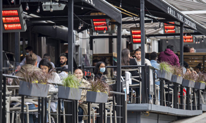 People dine in a restaurant in Montreal on May 30, 2021. (The Canadian Press/Graham Hughes)