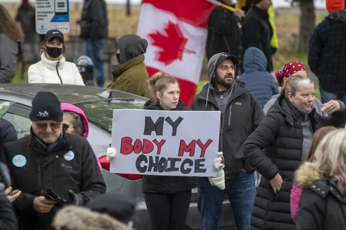 People gather to protest COVID-19 vaccine mandates and masking measures during a rally in Kingston, Ont., on Nov. 14, 2021. (The Canadian Press/Lars Hagberg)